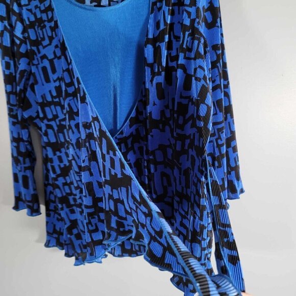 Tanjay Royal blue and black accordion style blouse. - Picture 5 of 10